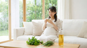 妊婦がリラックスしてハーブティーを楽しんでいる様子と新鮮なハーブのイメージ