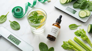 ダイエットの停滞期に悩み体重計を見つめる女性と、解決の鍵となるデトックスハーブのイメージ